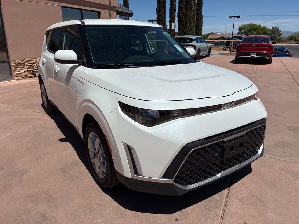 Used 2025 Kia Soul LX FWD image 10