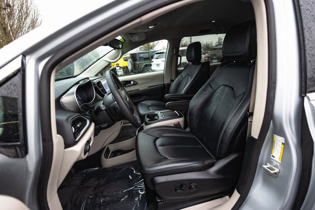 Used 2024 Chrysler Pacifica Touring-L image 21