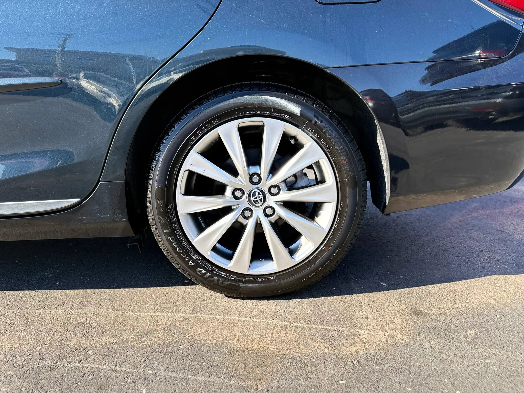 Used 2017 Toyota Camry XLE w/ Moonroof Package FWD image 37