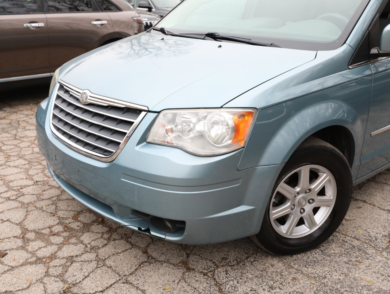 Used 2010 Chrysler Town & Country Touring image 2