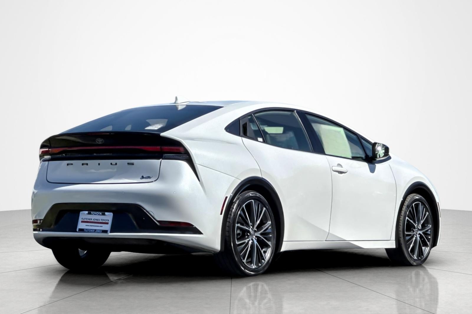 Certified 2025 Toyota Prius XLE FWD image 5