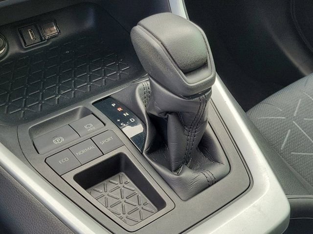 Used 2020 Toyota RAV4 XLE w/ Convenience Package FWD image 28