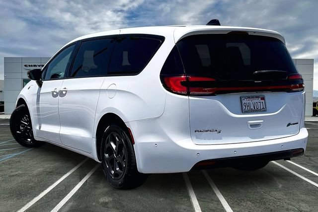 Used 2023 Chrysler Pacifica Limited w/ Uconnect Theater Family Group FWD image 10