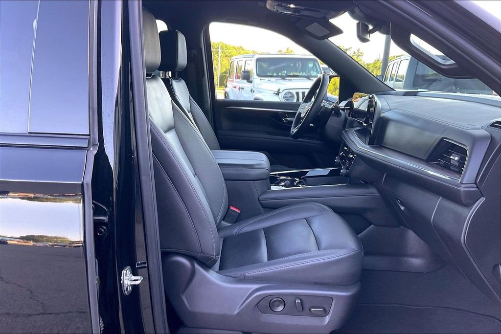 Used 2025 Chevrolet Suburban Z71 AWD/4WD image 7