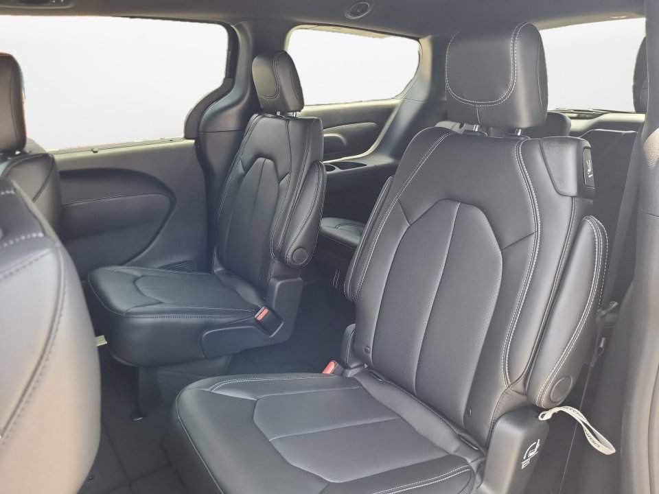 New 2025 Chrysler Pacifica Select image 13