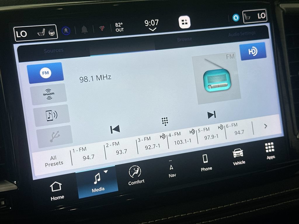 Used 2024 Chrysler Pacifica Premium FWD image 34