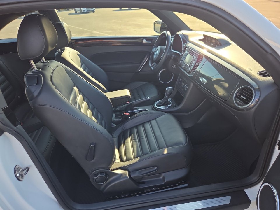 Used 2012 Volkswagen Beetle Turbo FWD image 32