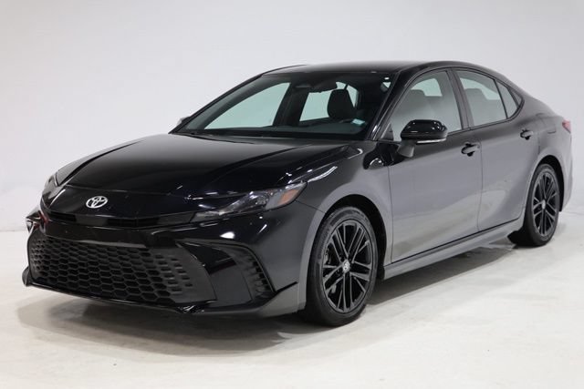 Used 2025 Toyota Camry SE FWD image 3