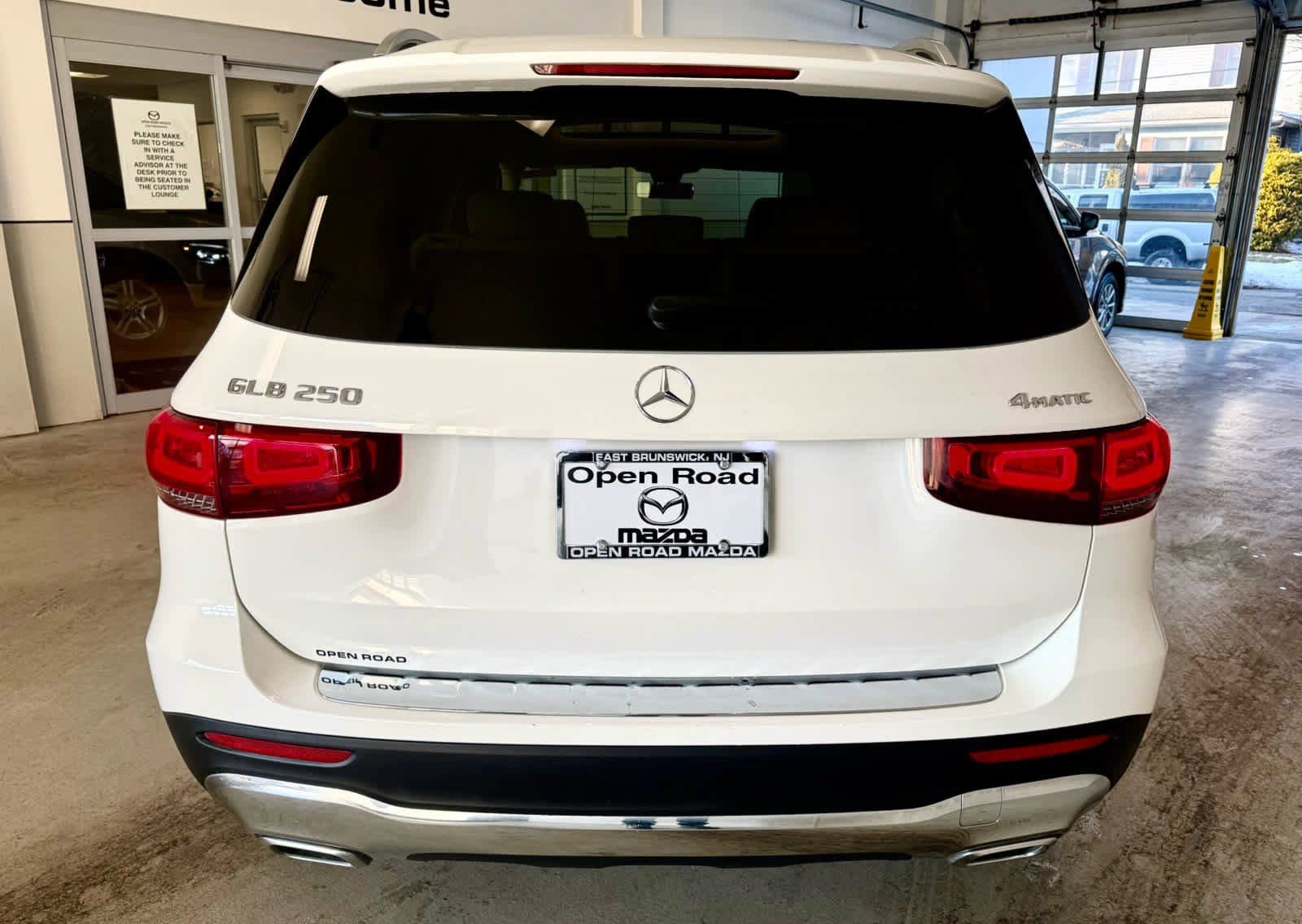 Used 2023 Mercedes-Benz GLB 250 4MATIC image 5