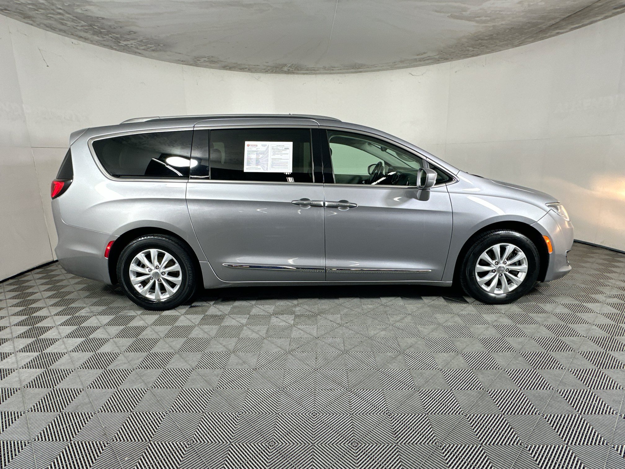 Used 2019 Chrysler Pacifica Touring-L FWD image 2