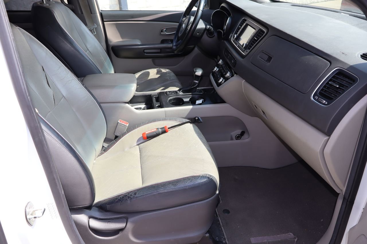 Used 2018 Kia Sedona LX w/ LX Essentials Premium Package FWD image 17