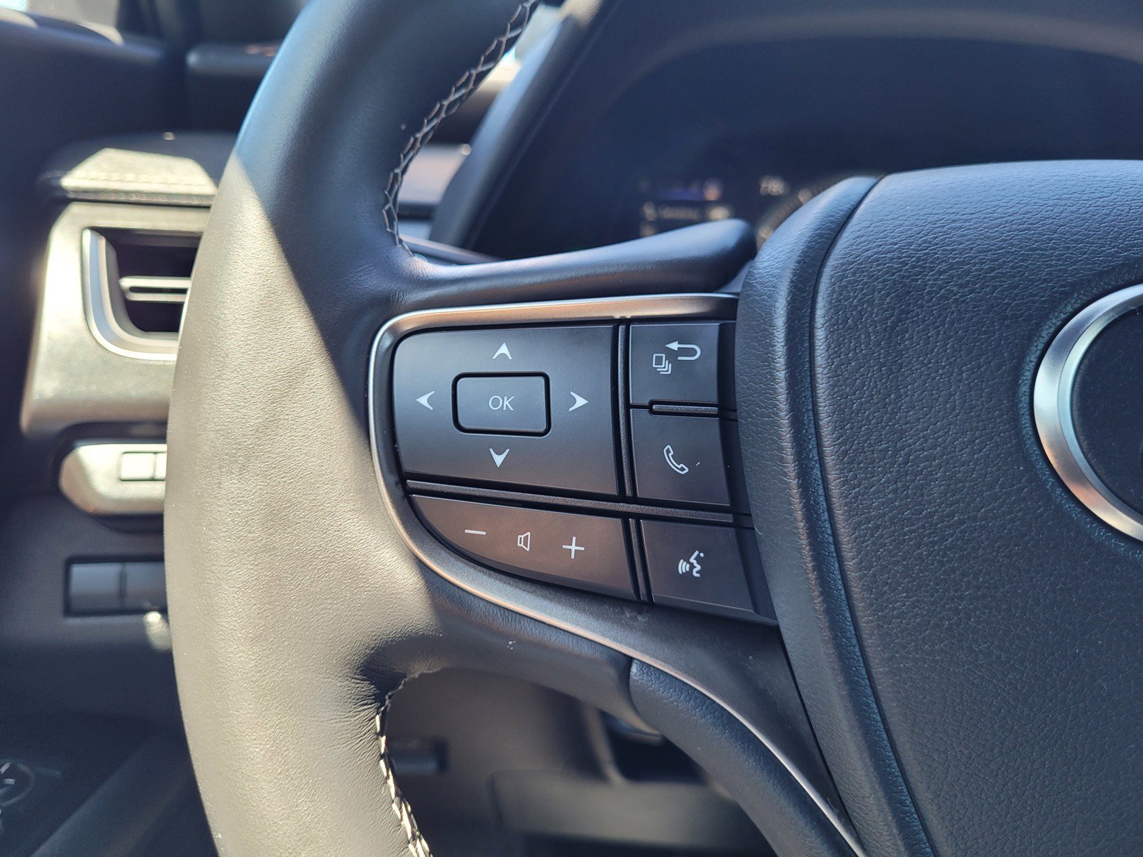 Used 2019 Lexus UX 250h w/ Premium Package AWD/4WD image 19