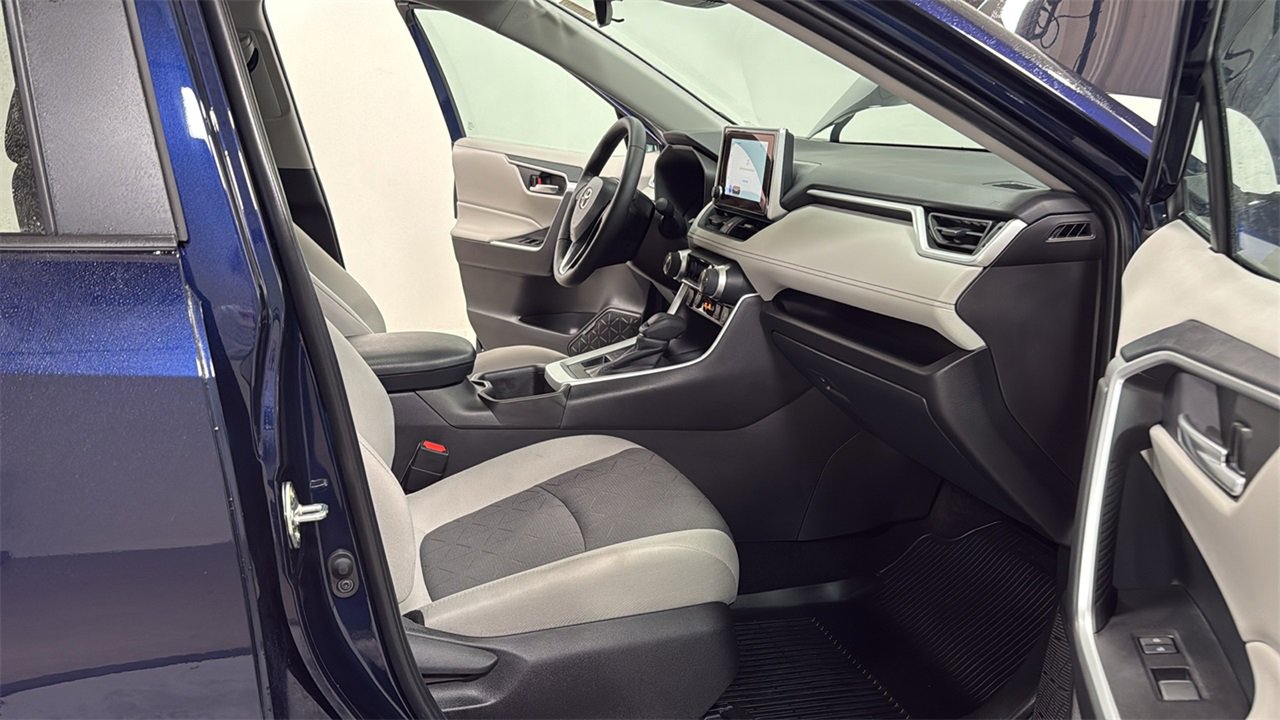 Used 2025 Toyota RAV4 XLE w/ Convenience Package image 18
