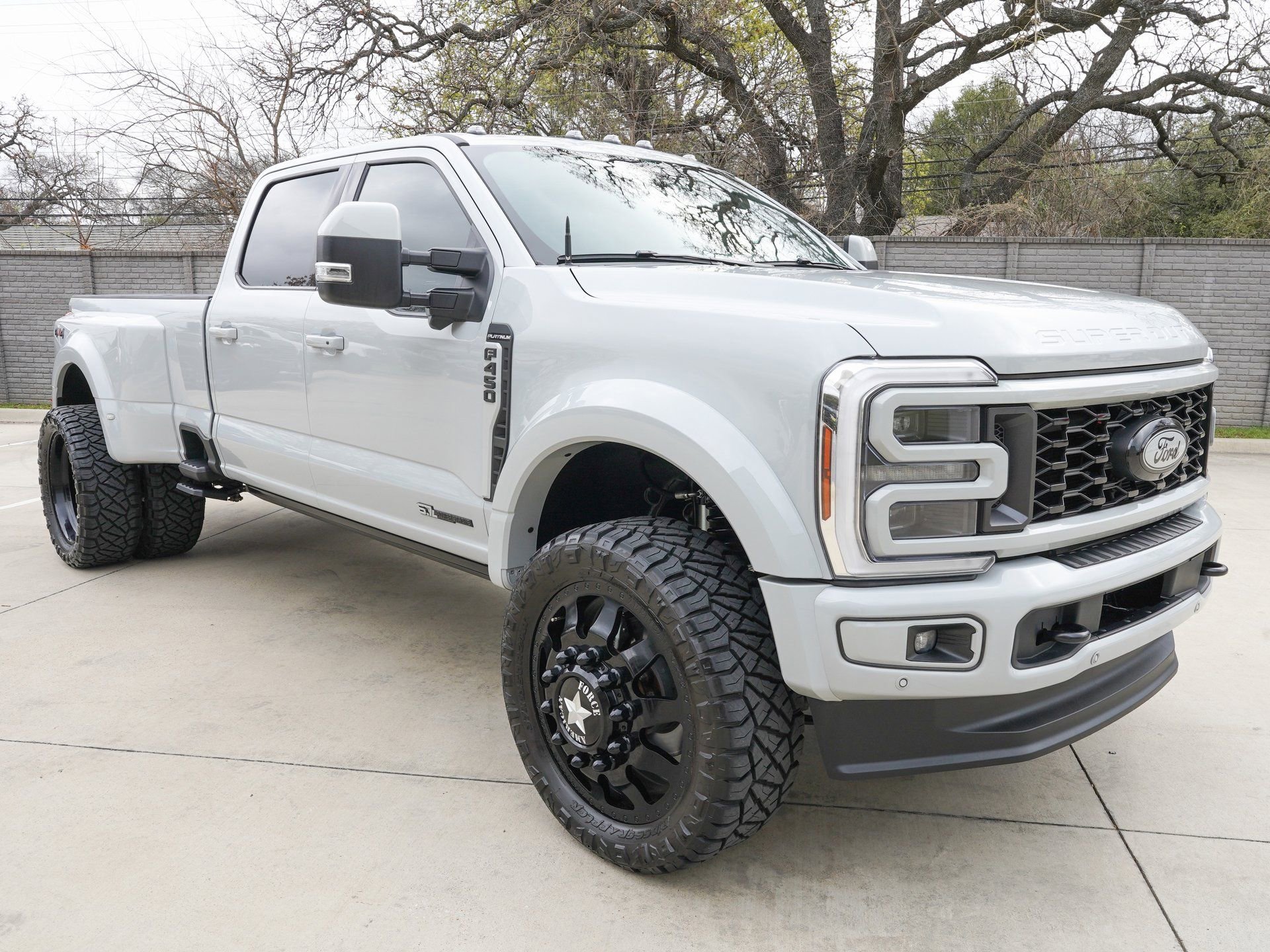 Used 2025 Ford F450 Platinum w/ Platinum Plus Package image 4
