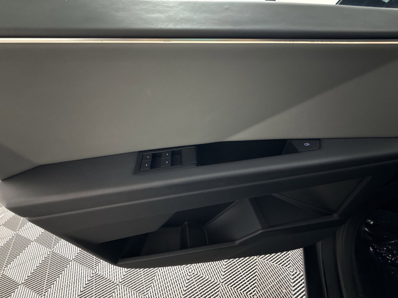 Used 2025 Tesla Cybertruck AWD Crew Cab image 15