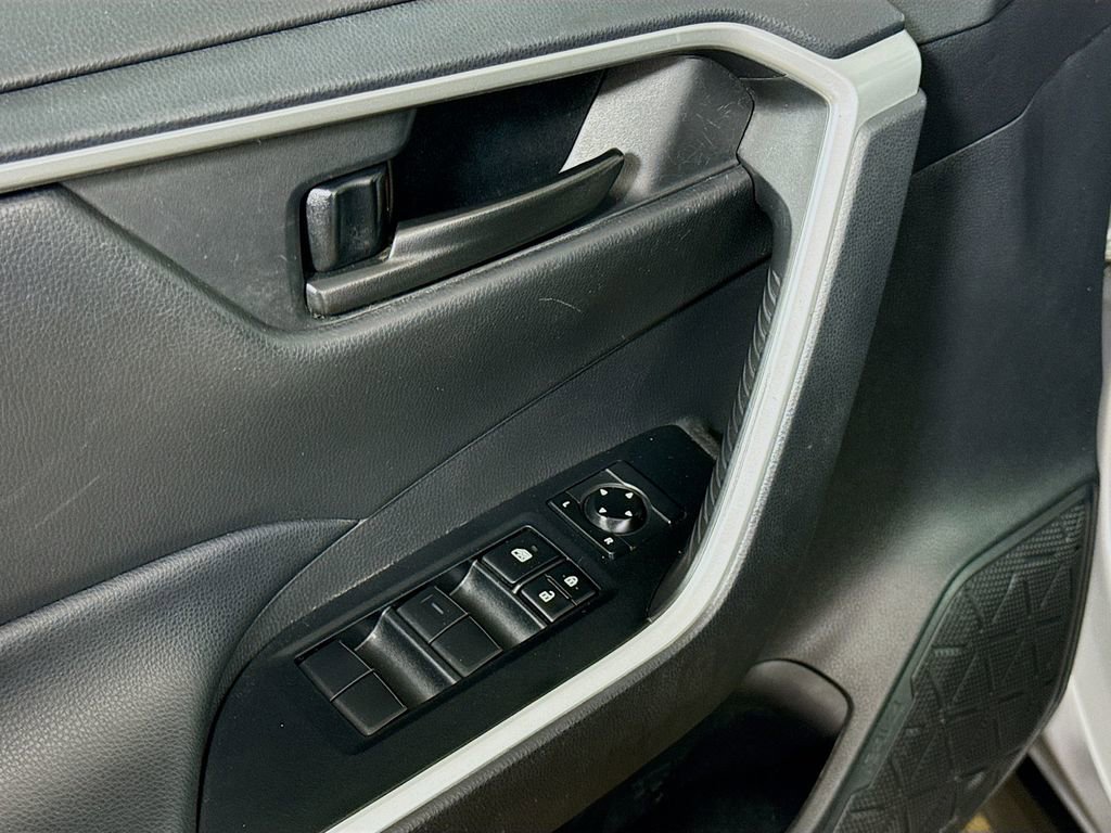 Used 2020 Toyota RAV4 LE image 16