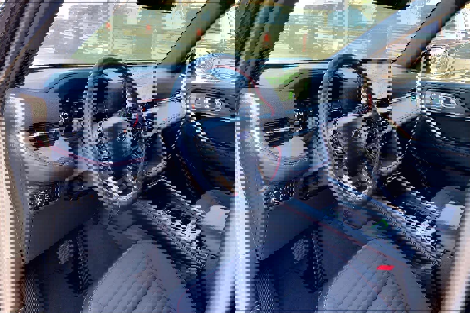 Used 2025 Ford Explorer ST-Line w/ ST-Line Street Pack image 16