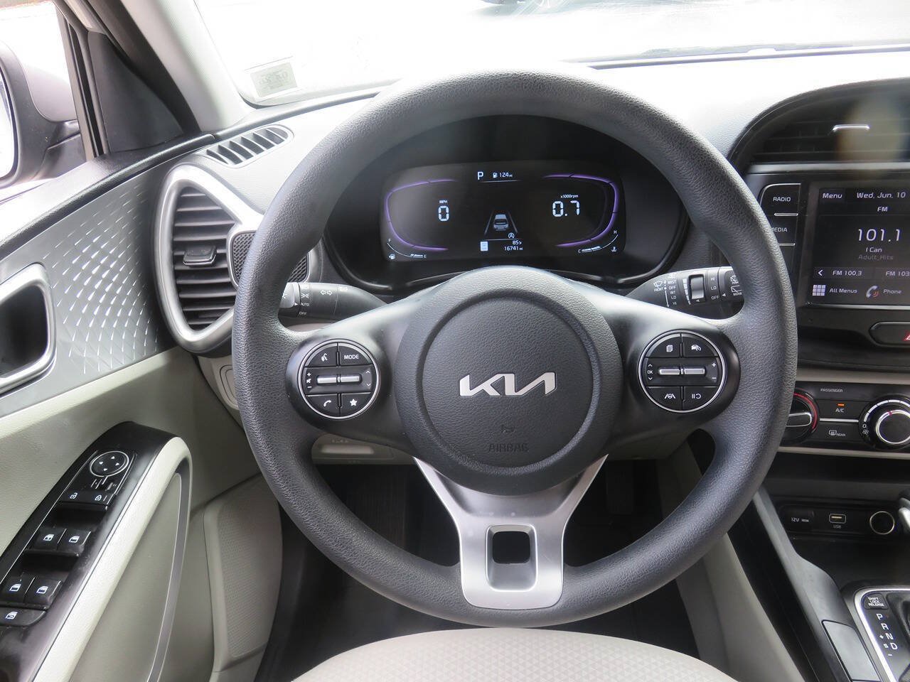 Used 2023 Kia Soul LX w/ LX Technology Package FWD image 14
