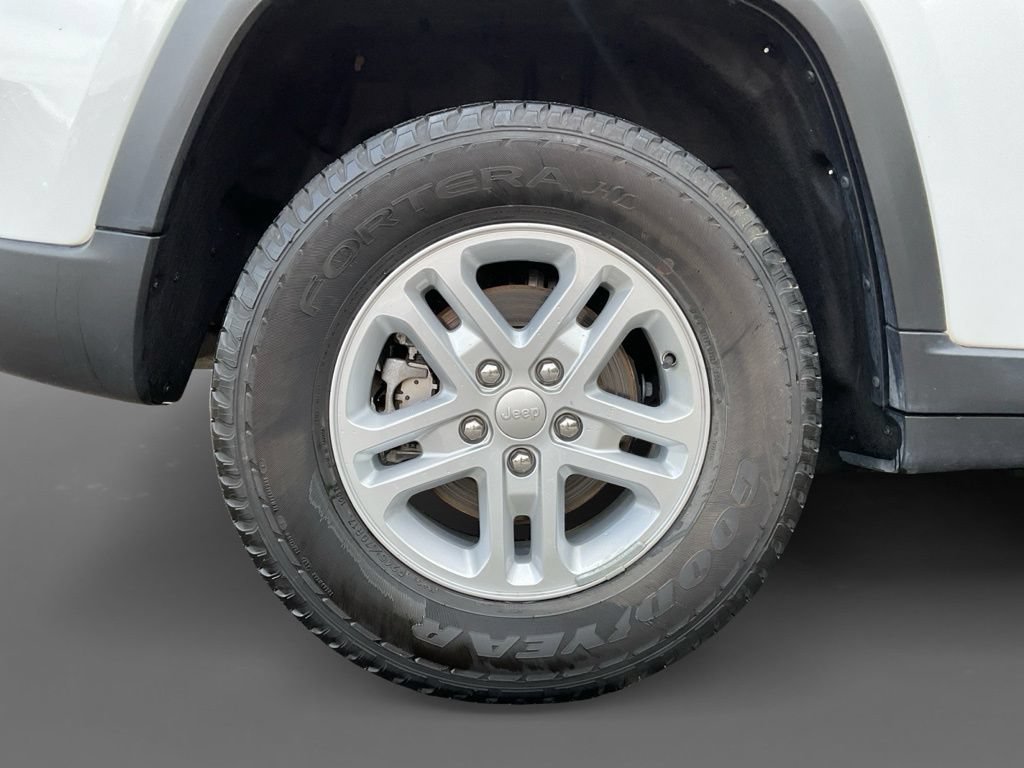 Used 2023 Jeep Grand Cherokee Laredo AWD/4WD image 11