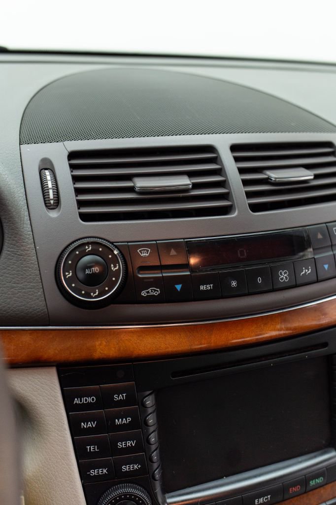 Used 2005 Mercedes-Benz E 500 Sedan w/ Lighting Pkg image 38