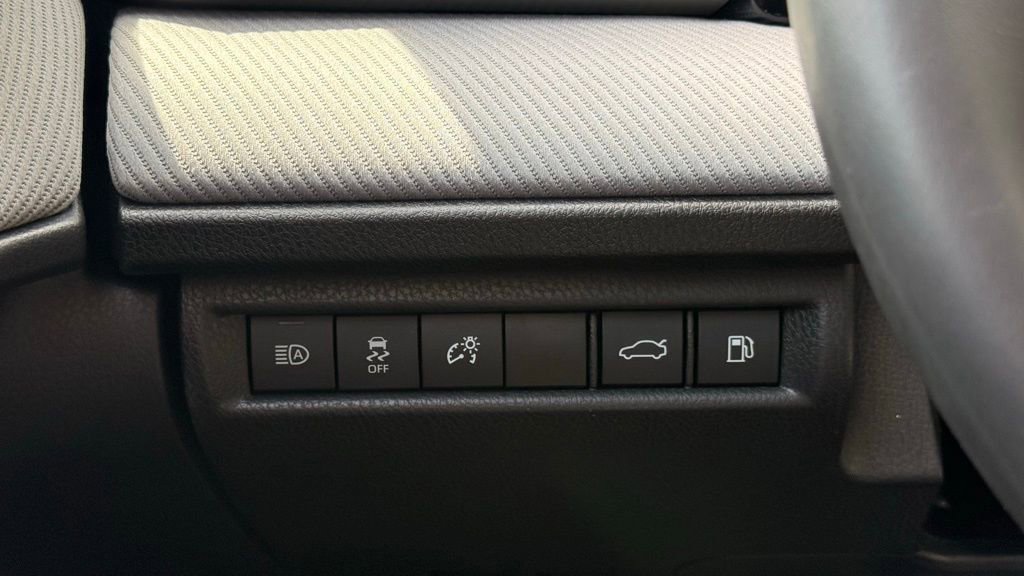 Used 2025 Toyota Camry SE image 10