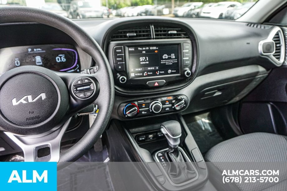 Used 2025 Kia Soul LX w/ LX Technology Package FWD image 32