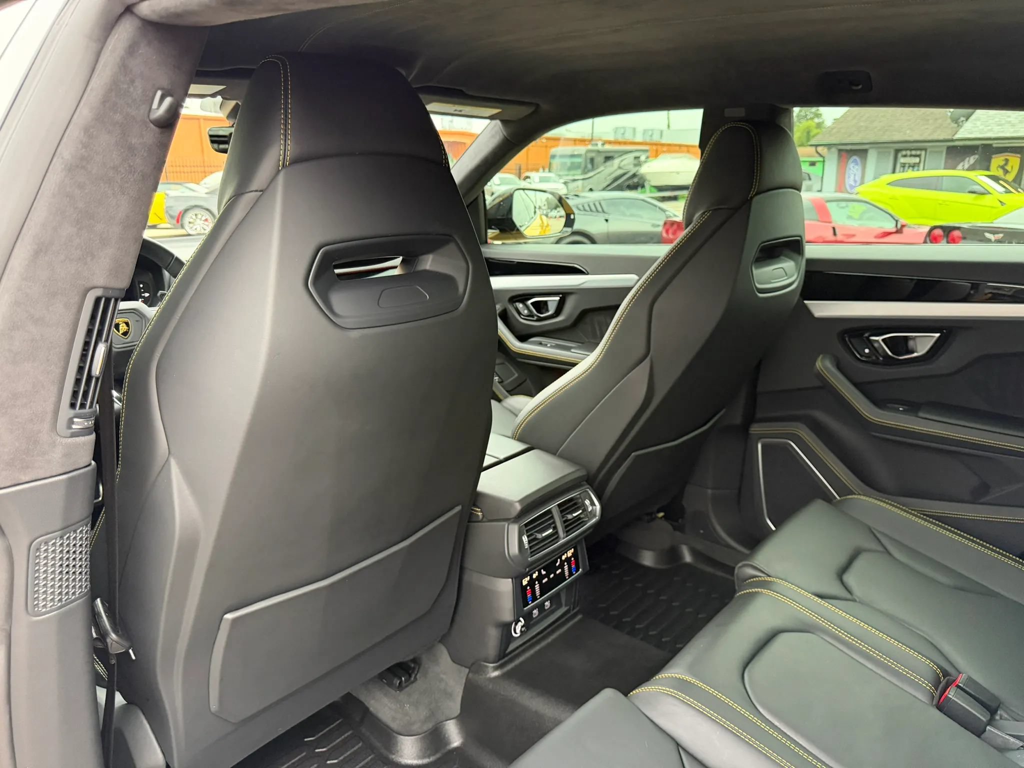 Used 2022 Lamborghini Urus AWD/4WD image 29