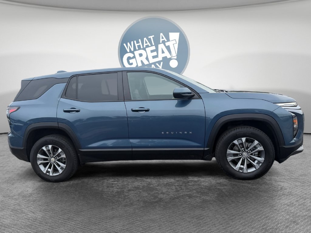 Used 2025 Chevrolet Equinox LT AWD/4WD image 2