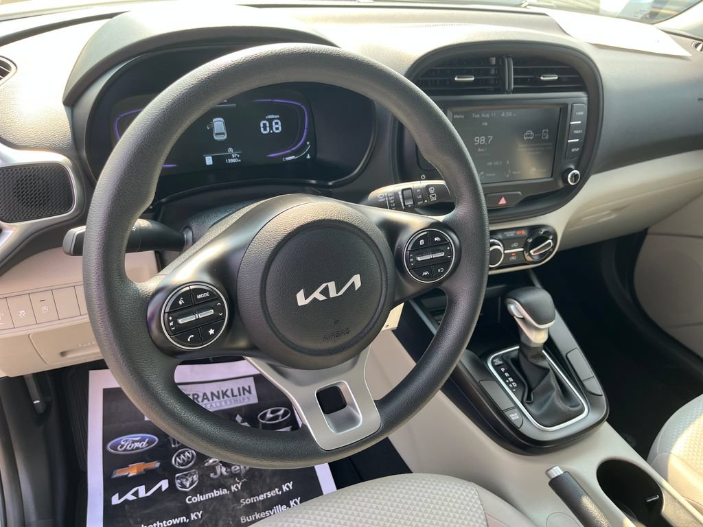 Used 2025 Kia Soul LX w/ LX Technology Package FWD image 16
