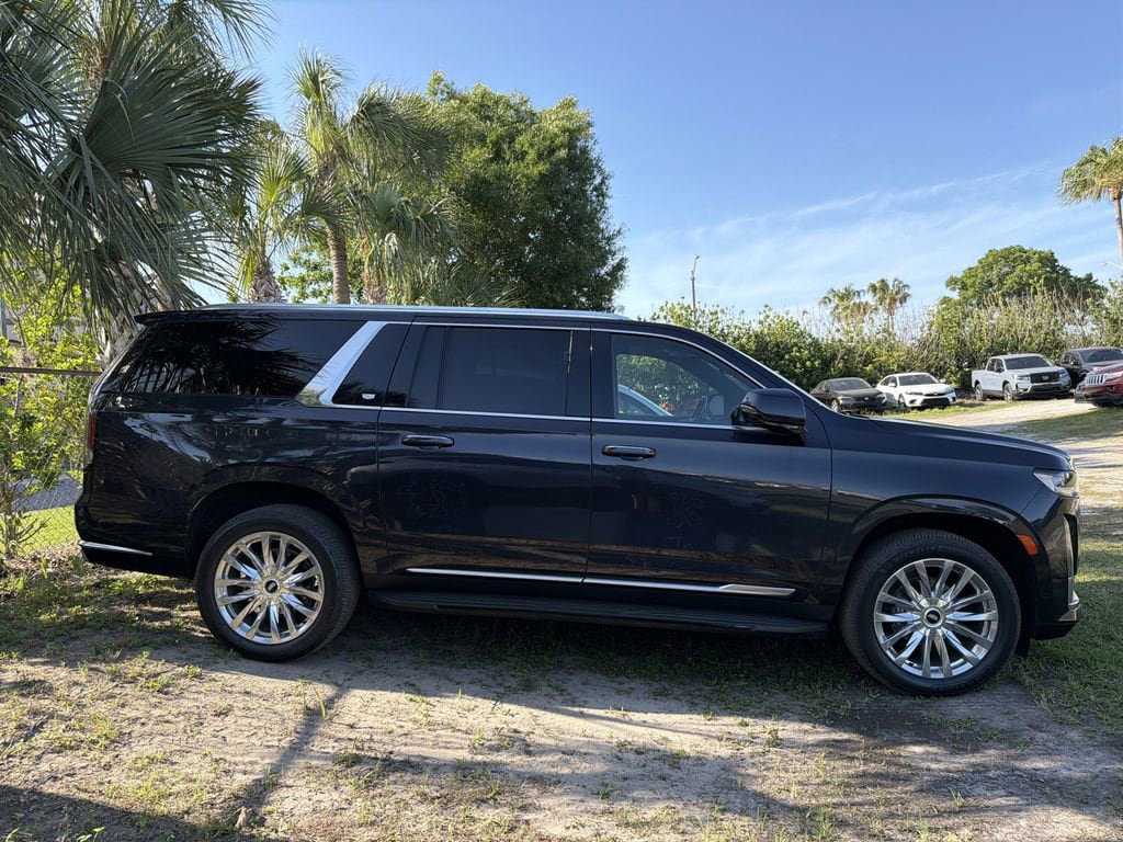 Used 2023 Cadillac Escalade ESV Premium Luxury AWD/4WD image 3