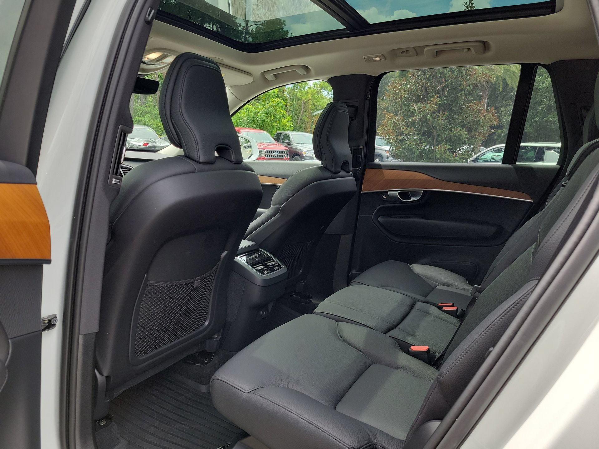 Used 2024 Volvo XC90 B6 Plus AWD/4WD image 17