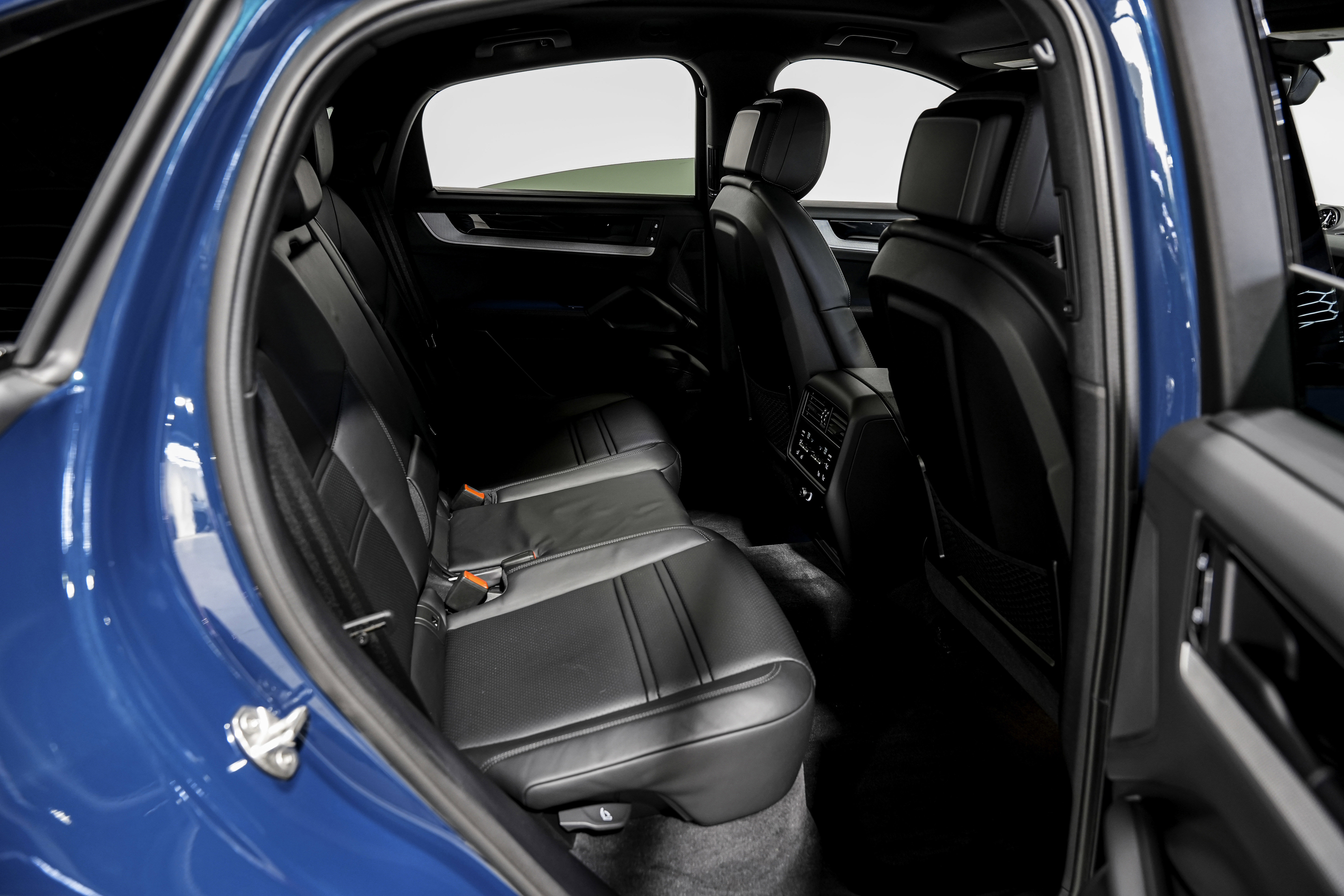 Used 2024 Porsche Cayenne Coupe image 31