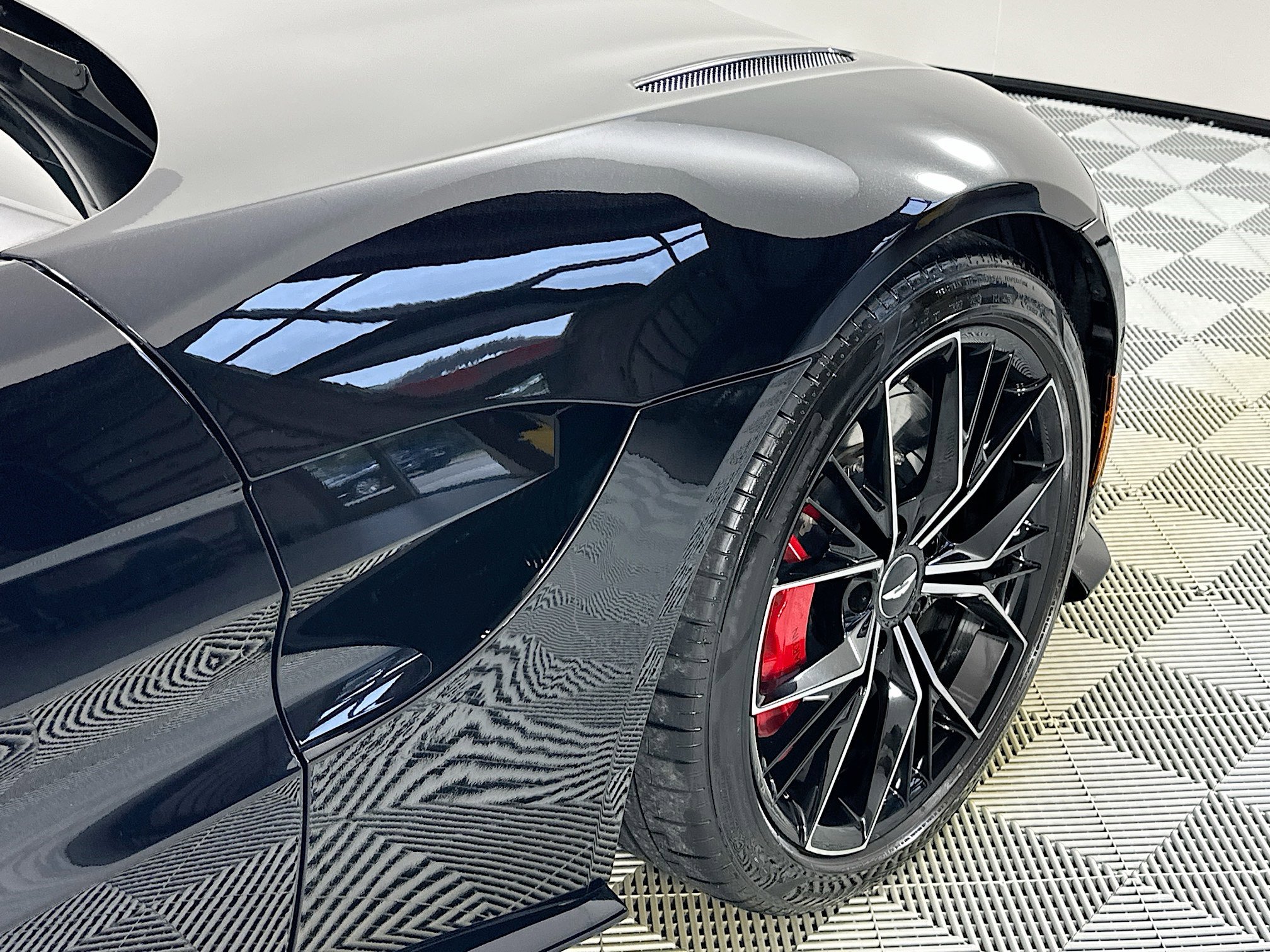 Used 2022 Aston Martin V8 Vantage Roadster image 9