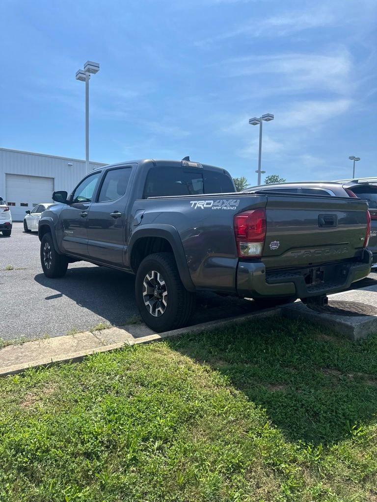 Used 2017 Toyota Tacoma TRD Off-Road w/ Premium & Technology Package AWD/4WD image 6
