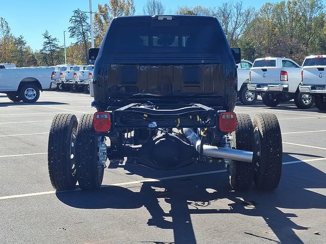 Used 2025 RAM 5500 4x4 Crew Cab image 5
