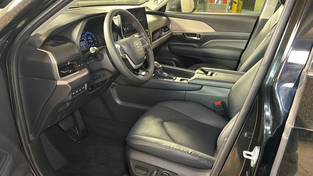 Used 2024 Toyota Grand Highlander AWD Hybrid image 22
