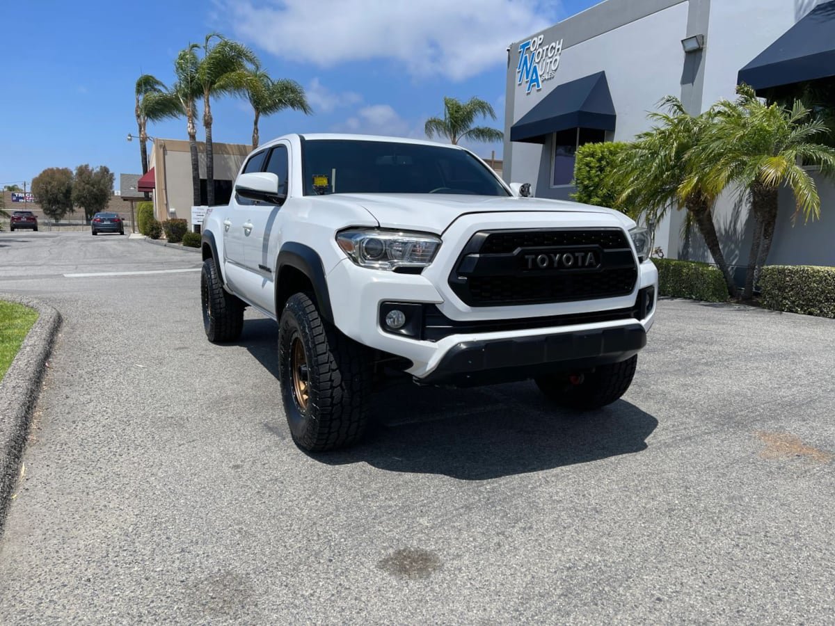 Used 2017 Toyota Tacoma TRD Off-Road w/ Tow Package (A/T) AWD/4WD image 3