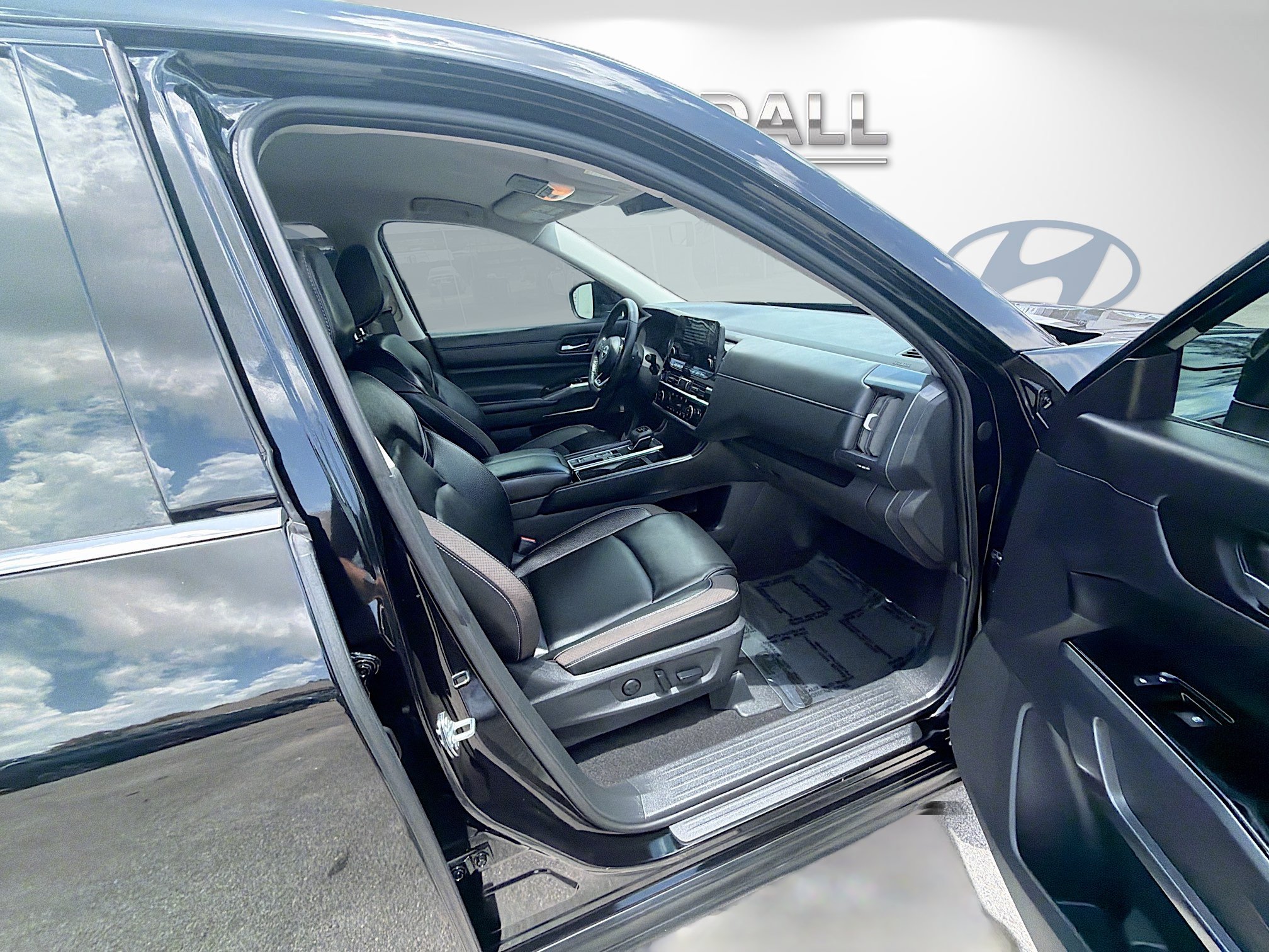 Used 2024 Nissan Pathfinder SL w/ Black Appearance Package FWD image 29