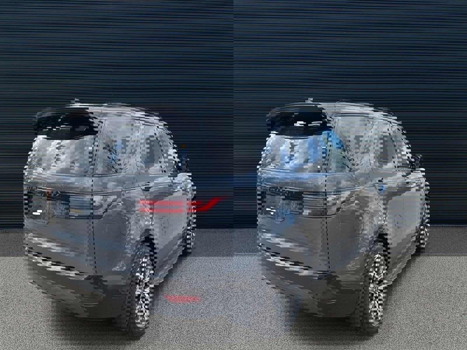 Used 2025 Land Rover Discovery Dynamic SE image 3