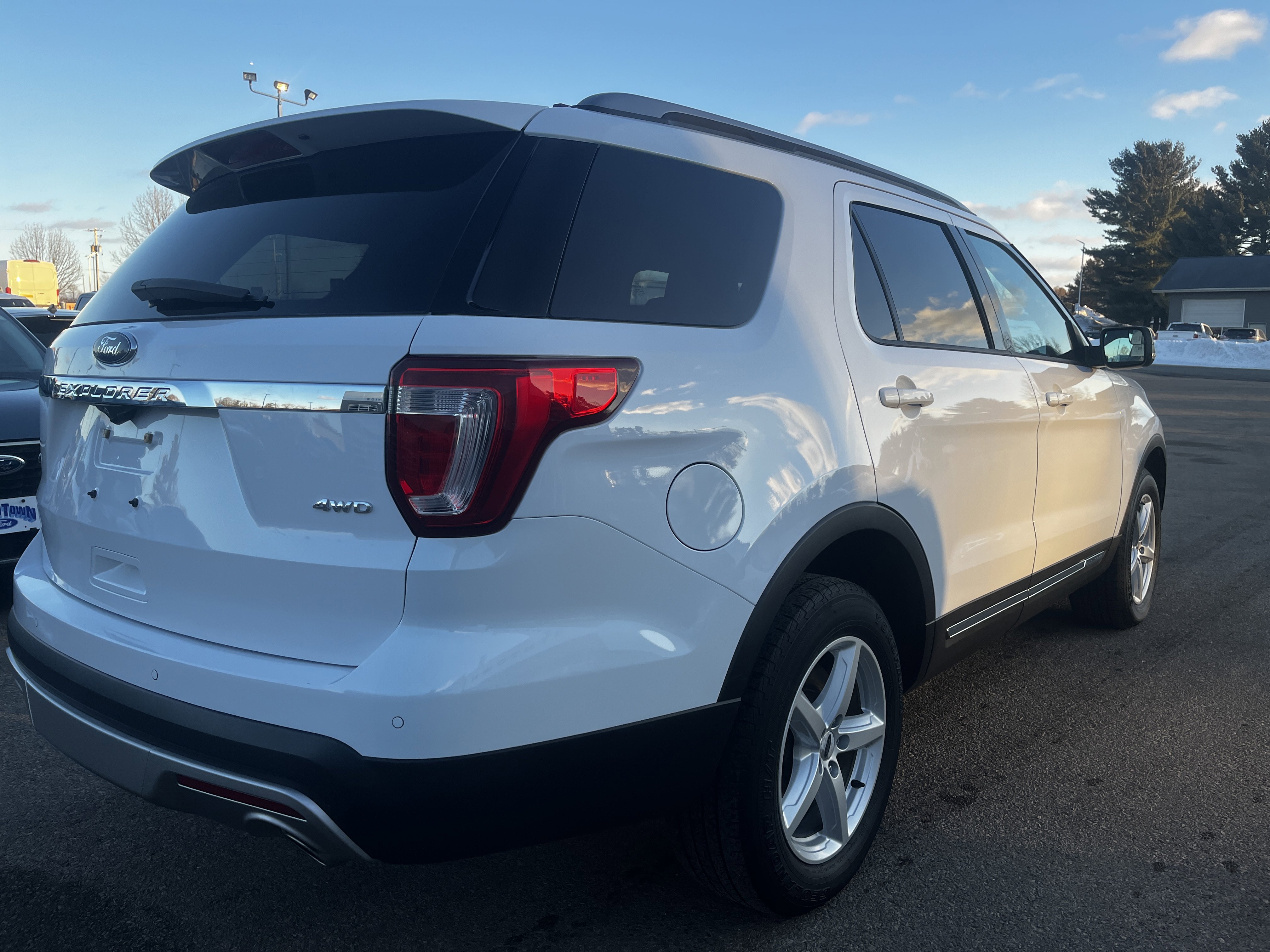 Used 2017 Ford Explorer XLT w/ Equipment Group 201A AWD/4WD image 6