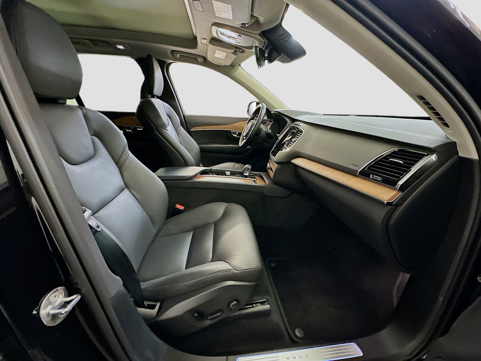 Used 2025 Volvo XC90 B6 Plus image 35