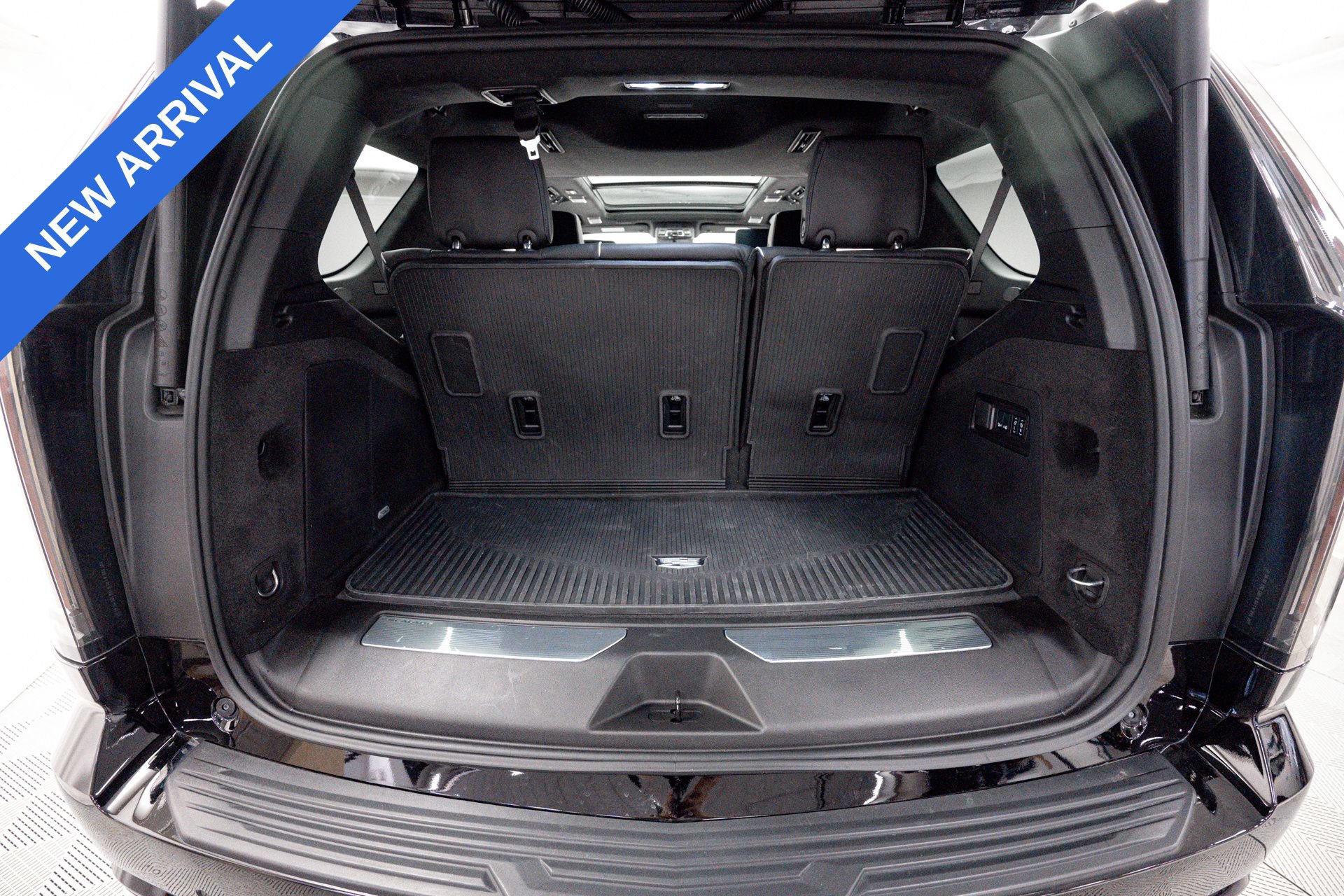 Used 2025 Cadillac Escalade Sport Platinum w/ LPO, Floor Liner Package AWD/4WD image 39