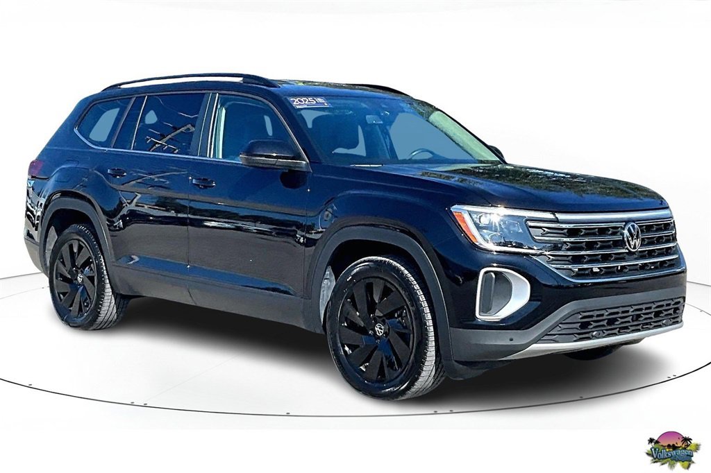 Certified 2025 Volkswagen Atlas SE w/ Black Wheel Package image 1