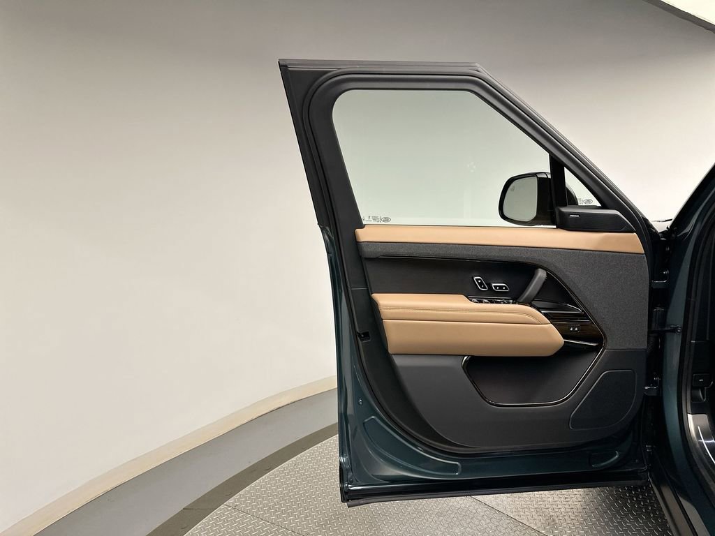 New 2025 Land Rover Range Rover Sport SE image 8
