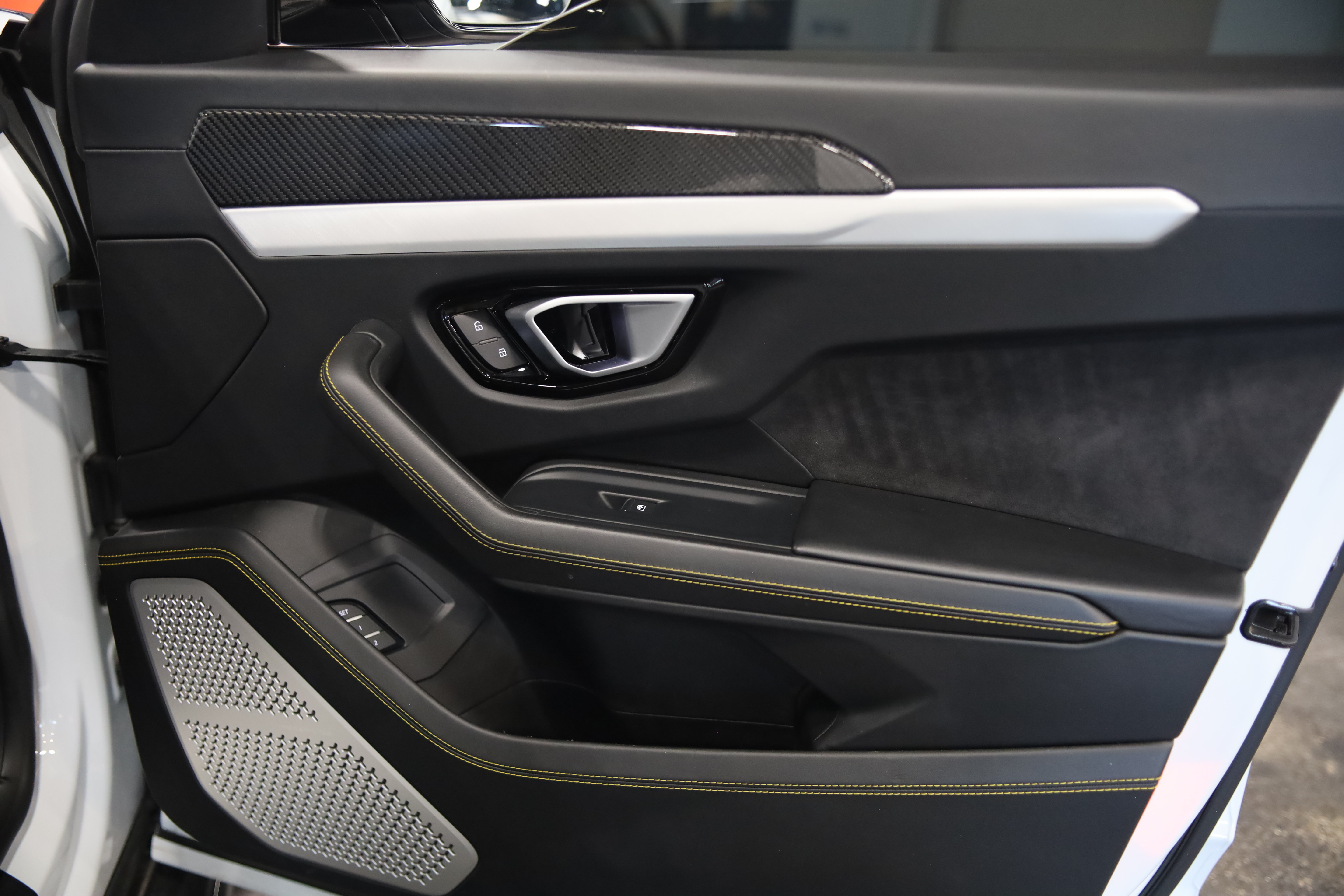 Used 2019 Lamborghini Urus AWD/4WD image 43