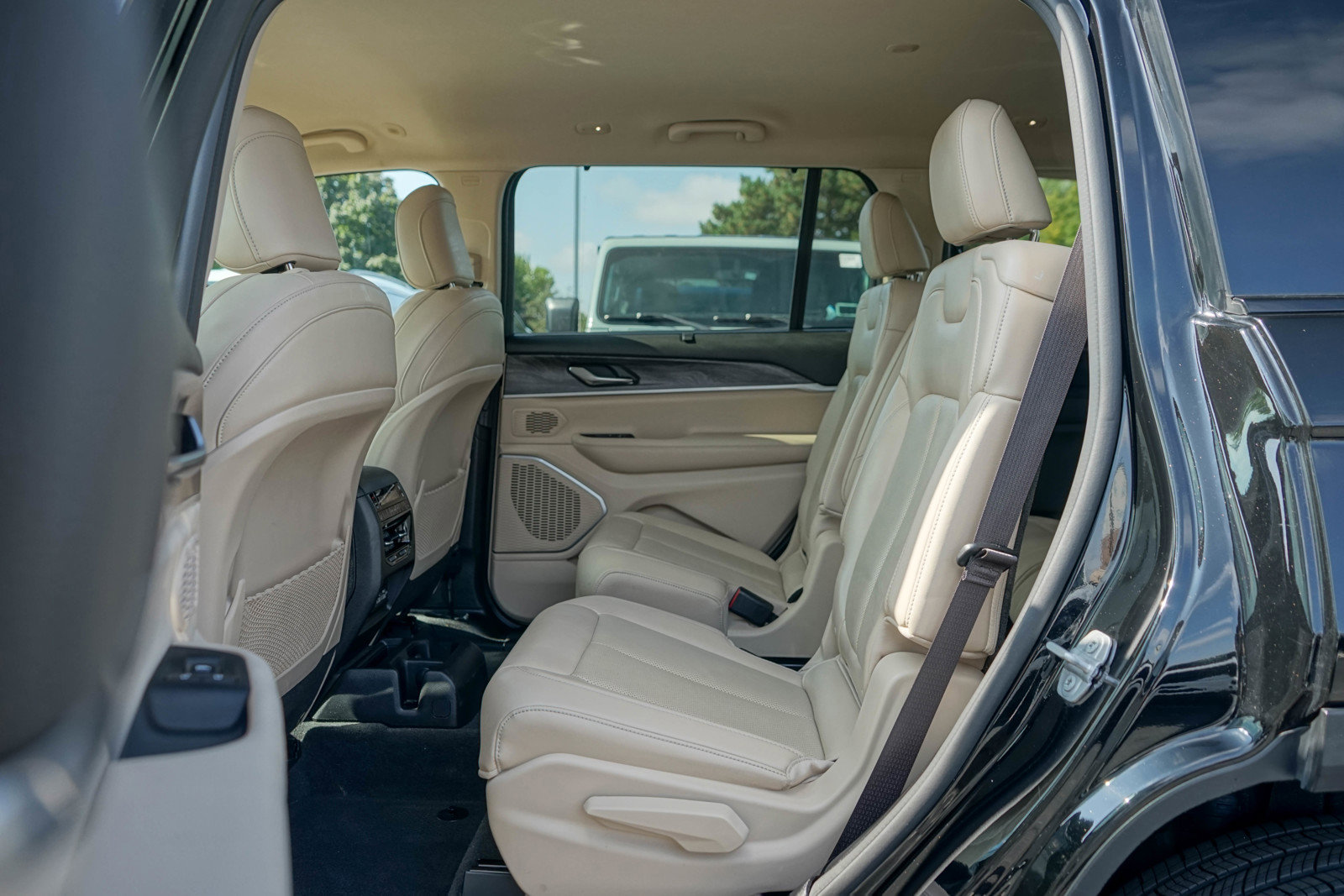 Used 2022 Jeep Grand Cherokee L Limited w/ Luxury Tech Group II image 26