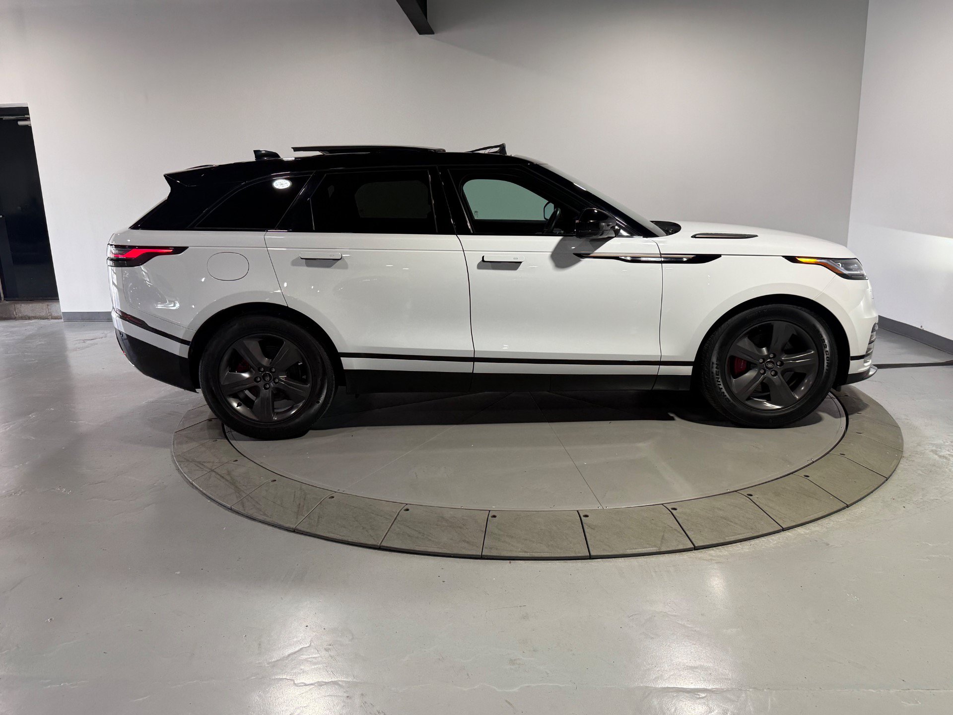 Used 2024 Land Rover Range Rover Velar Dynamic SE AWD/4WD image 8