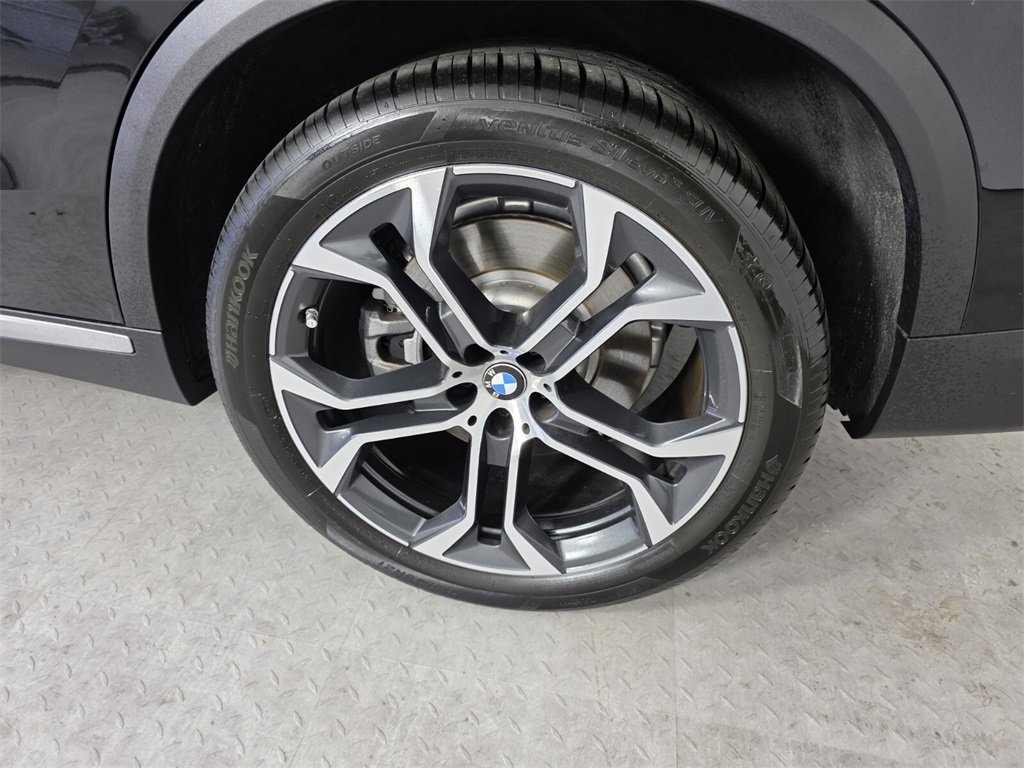 Used 2025 BMW X5 xDrive50e w/ Parking Assistance Package image 17