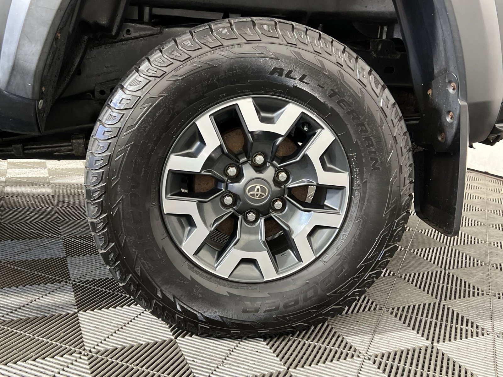 Used 2017 Toyota Tacoma TRD Off-Road w/ Tow Package (A/T) image 12