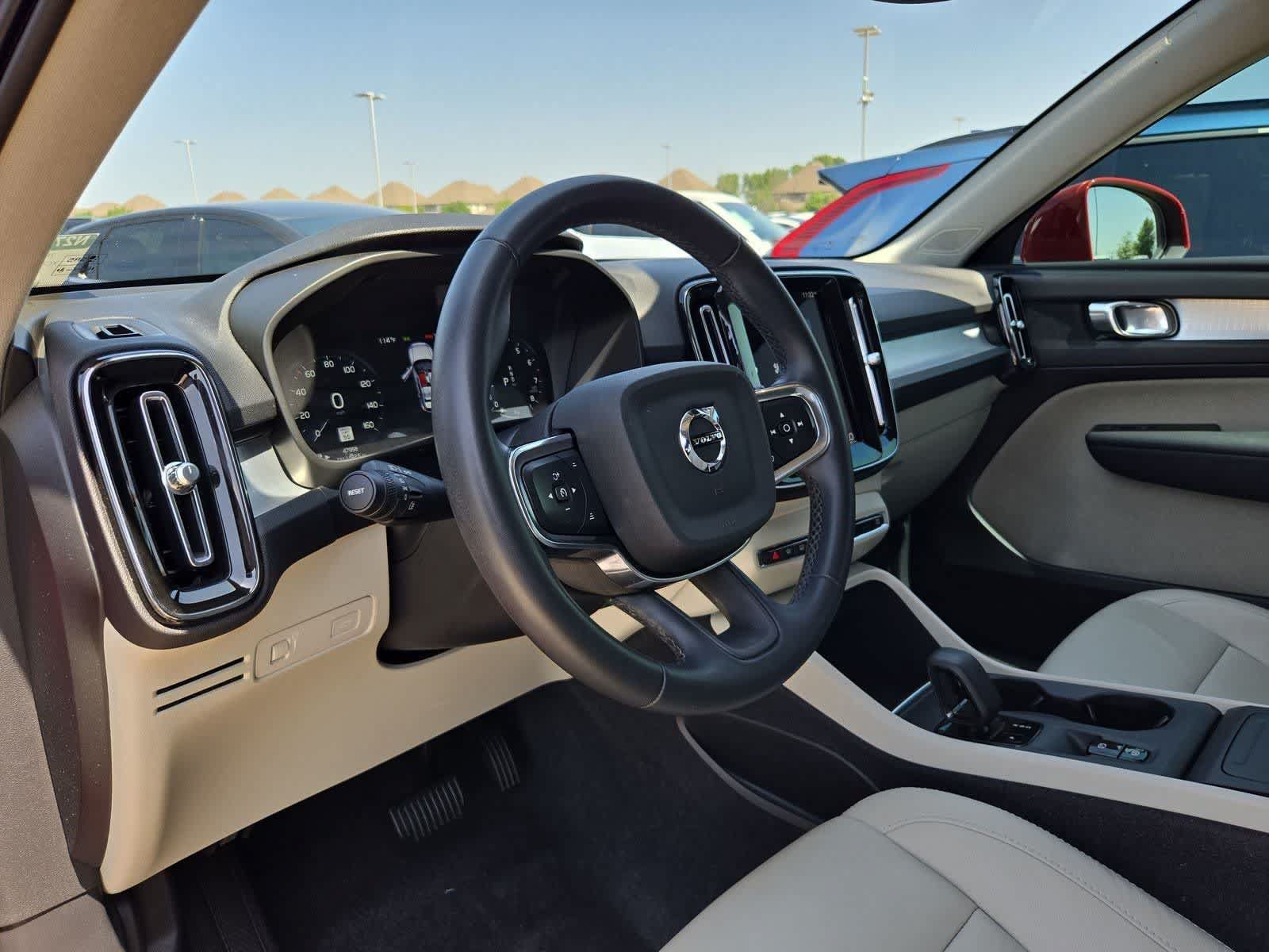 Used 2022 Volvo XC40 T4 Momentum FWD image 2